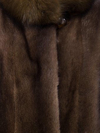 Укороченная норковая шуба с воротником стойка отделка мех соболя